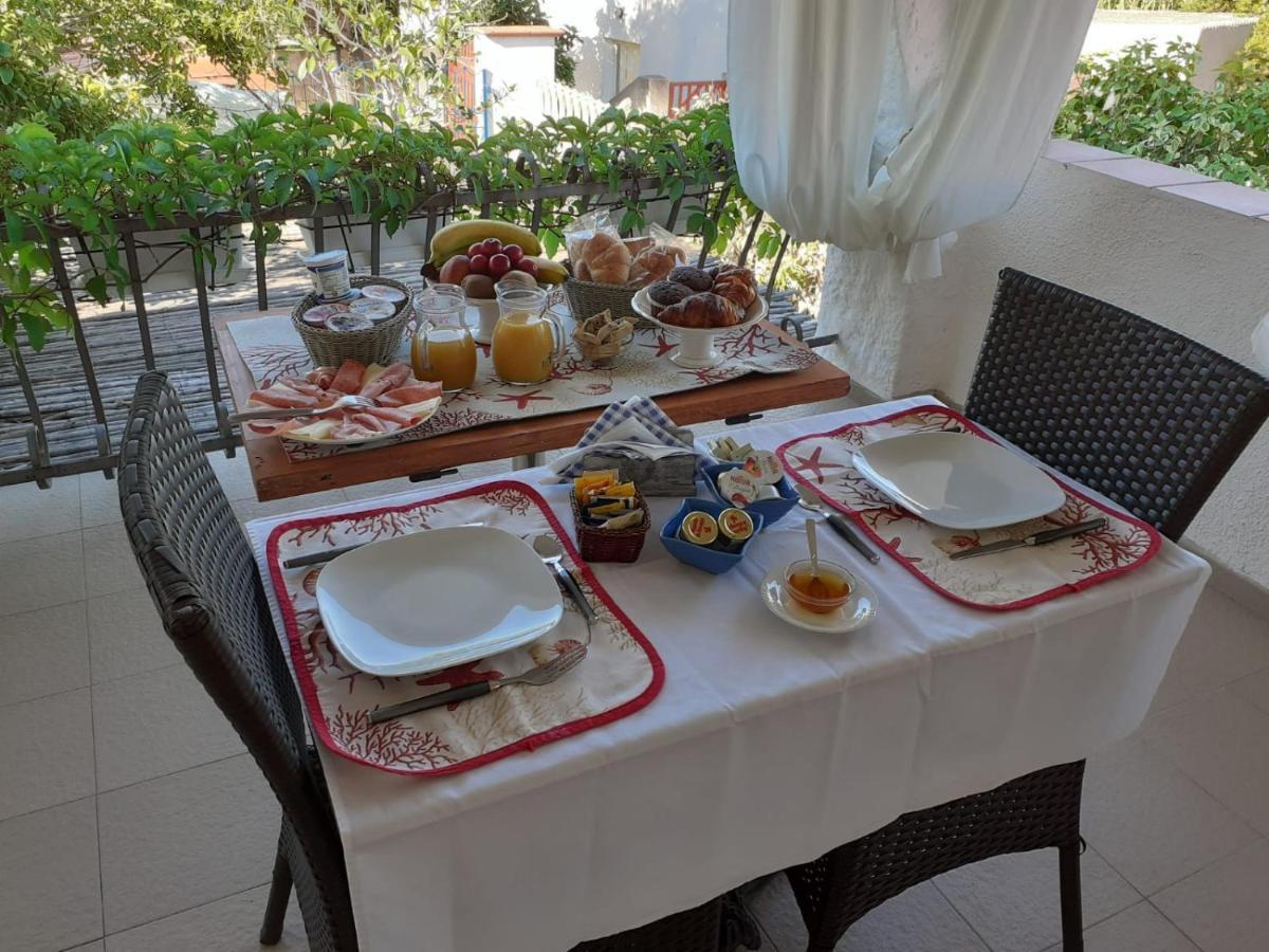 B&B A Due Passi Dal Mare Baja Sardinia Kültér fotó