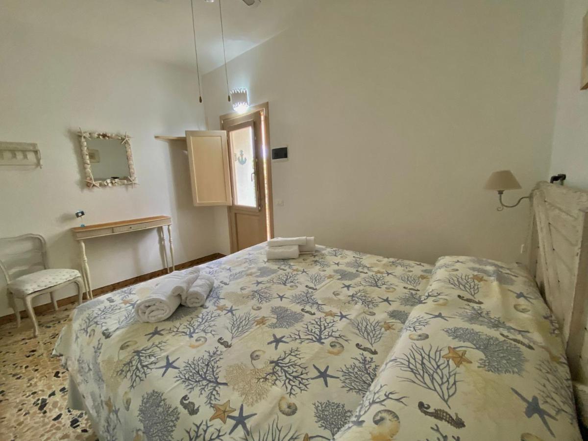B&B A Due Passi Dal Mare Baja Sardinia Kültér fotó